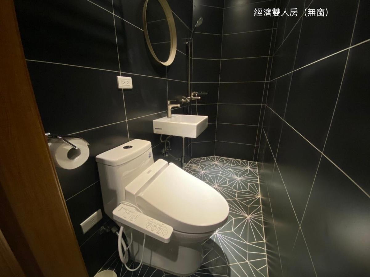 良文旅2館ryou Hotel Vintage - II تاينان المظهر الخارجي الصورة